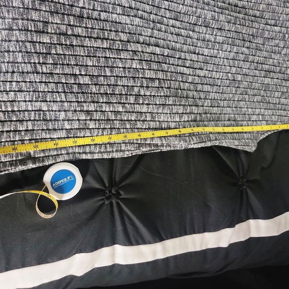 Kosmios Gray Two piece knit set w/lil flare legs.  Top has suits on both side - Picture 3 of 11